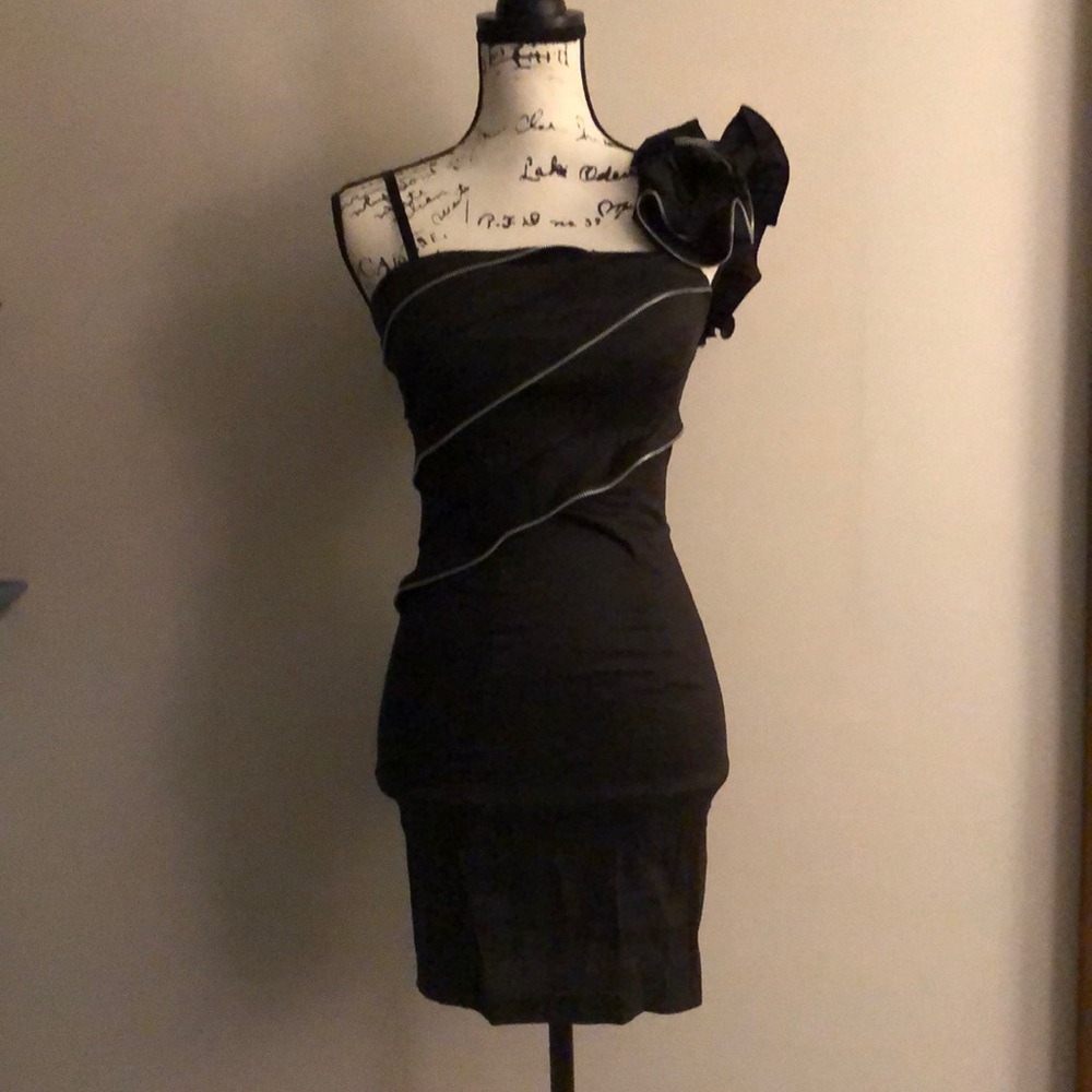 Moa Bodycon Zipper Ruffle One Shoulder Dress - Picture 2 of 8